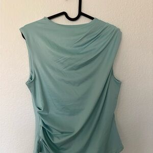 Divided Sleeveless Blouse